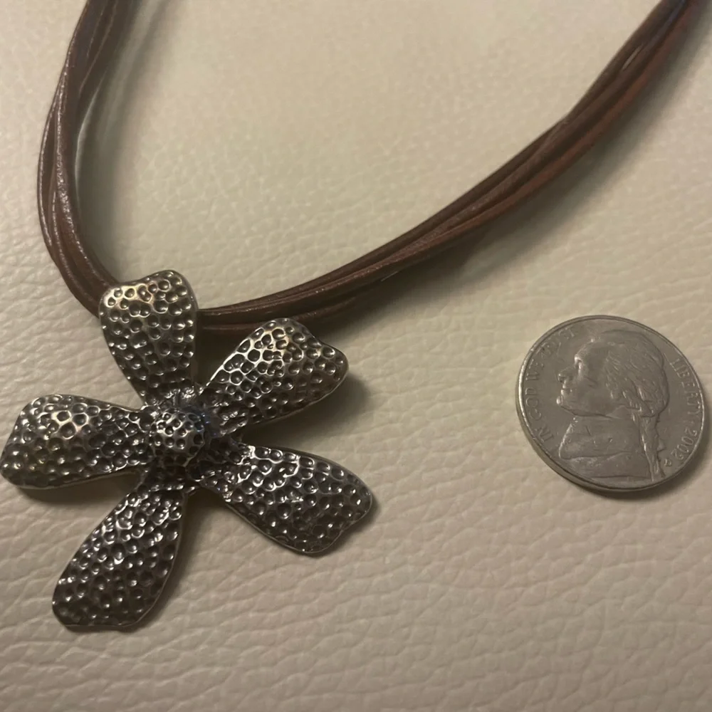 EUC Silpada 925 Sterling Silver Daisy Flower Necklace brown leather cord 16 in - Picture 2 of 5